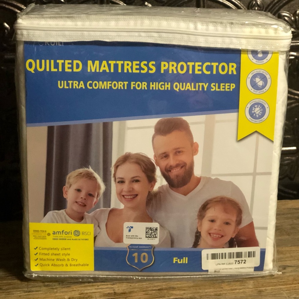 NWT Full size waterproof quilted mattress cover